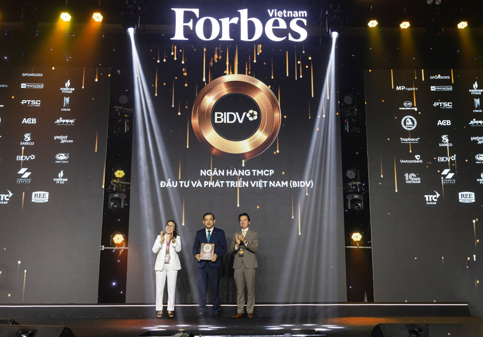 &Ocirc;ng Đặng Văn Tuy&ecirc;n - Ủy vi&ecirc;n HĐQT BIDV nhận chứng nhận Top 50 c&ocirc;ng ty ni&ecirc;m yết tốt nhất do Forbes Việt Nam b&igrave;nh chọn.