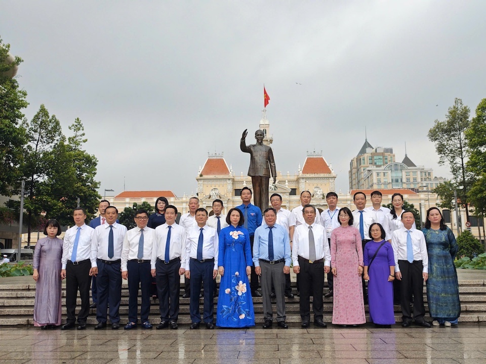 Phó Bí thư Thành ủy Hà N&ocirc;̣i Nguy&ecirc;̃n Văn Phong,&nbsp; Phó Bí thư Thành ủy TP H&ocirc;̀ Chí Minh Nguy&ecirc;̃n Phước L&ocirc;̣c và c&aacute;c đại biểu chụp h&igrave;nh lưu niệm sau lễ d&acirc;ng hoa, d&acirc;ng hương tại C&ocirc;ng vi&ecirc;n Tượng đ&agrave;i Chủ tịch Hồ Ch&iacute; Minh