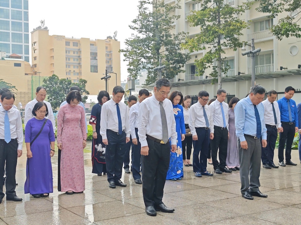 Phó Bí thư Thành ủy Hà N&ocirc;̣i Nguy&ecirc;̃n Văn Phong,&nbsp; Phó Bí thư Thành ủy TP H&ocirc;̀ Chí Minh Nguy&ecirc;̃n Phước L&ocirc;̣c và c&aacute;c đại biểu th&agrave;nh k&iacute;nh d&agrave;nh ph&uacute;t mặc niệm tưởng nhớ c&ocirc;ng lao to lớn của Chủ tịch Hồ Ch&iacute; Minh với sự nghiệp c&aacute;ch mạng của d&acirc;n tộc