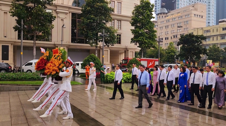 Đ&uacute;ng 7 giờ s&aacute;ng ng&agrave;y 23/8, tại&nbsp;C&ocirc;ng vi&ecirc;n Tượng đ&agrave;i Chủ tịch Hồ Ch&iacute; Minh tr&ecirc;n đường Nguyễn Huệ (phường Bến Ngh&eacute;, quận 1), Đo&agrave;n&nbsp;đại biểu TP H&agrave; Nội c&oacute; Ph&oacute; B&iacute; thư Th&agrave;nh ủy Nguyễn Văn Phong v&agrave; Ph&oacute; Chủ tịch UBND TP Vũ Thu H&agrave;; đo&agrave;n đại bi&ecirc;̉u TP Hồ Ch&iacute; Minh c&oacute; Ph&oacute; B&iacute; thư Th&agrave;nh ủy Nguyễn Phước Lộc đ&atilde;&nbsp;d&acirc;ng hoa tưởng niệm Chủ tịch Hồ Ch&iacute; Minh