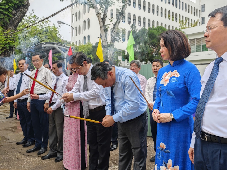 Đo&agrave;n đại biểu TP H&agrave; Nội c&oacute; Ph&oacute; B&iacute; thư Th&agrave;nh ủy Nguyễn Văn Phong v&agrave; Ph&oacute; Chủ tịch UBND TP Vũ Thu H&agrave;; đo&agrave;n đại bi&ecirc;̉u TP Hồ Ch&iacute; Minh c&oacute; Ph&oacute; B&iacute; thư Th&agrave;nh ủy Nguyễn Phước Lộc&nbsp; c&ugrave;ng c&aacute;c đại biểu đ&atilde; d&acirc;ng hương tưởng niệm đồng ch&iacute; Trần Ph&uacute;&nbsp;c&aacute;c anh h&ugrave;ng liệt sĩ&nbsp;