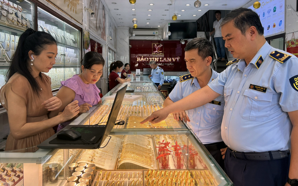 Lực lượng quản l&yacute; thị trường kiểm tra điểm kinh doanh v&agrave;ng Bảo T&iacute;n Lan Vỹ. Ảnh: Ho&agrave;i Nam