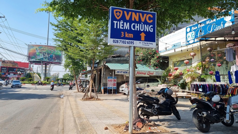 Bảng quảng c&aacute;o ở đường Nguyễn Văn Linh.