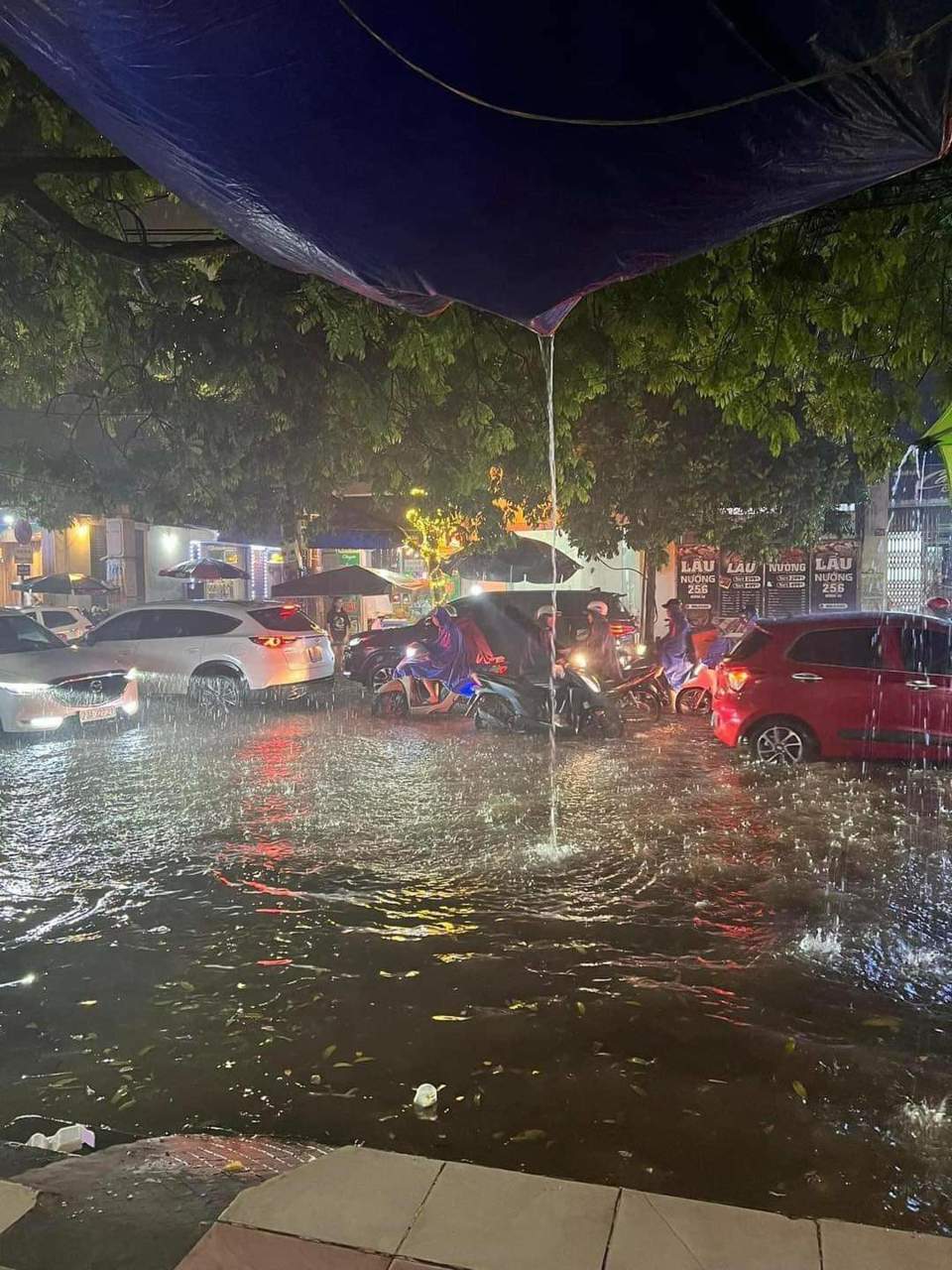 Thái Nguyên ngập trong biển nước sau trận mưa kéo dài hơn 3 giờ đồng hồ - Ảnh 1