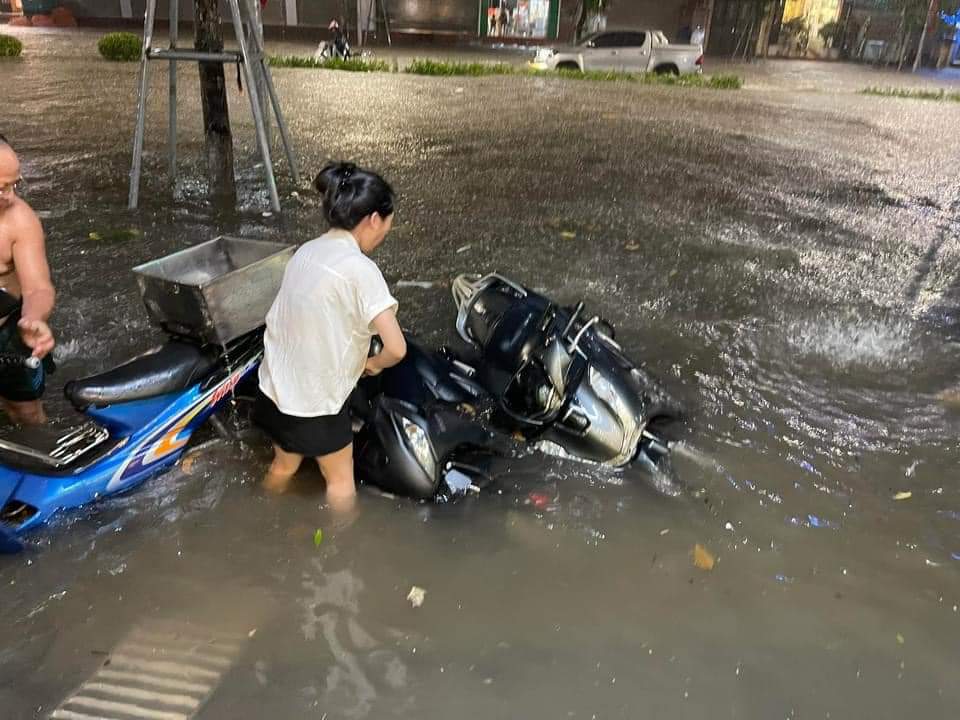 Thái Nguyên ngập trong biển nước sau trận mưa kéo dài hơn 3 giờ đồng hồ - Ảnh 4