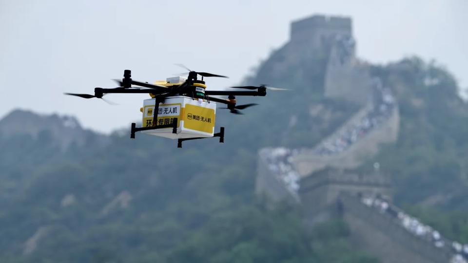 Dịch vụ giao h&agrave;ng bằng drone đang rất phổ biến ở Trung Quốc. Ảnh: Getty Images