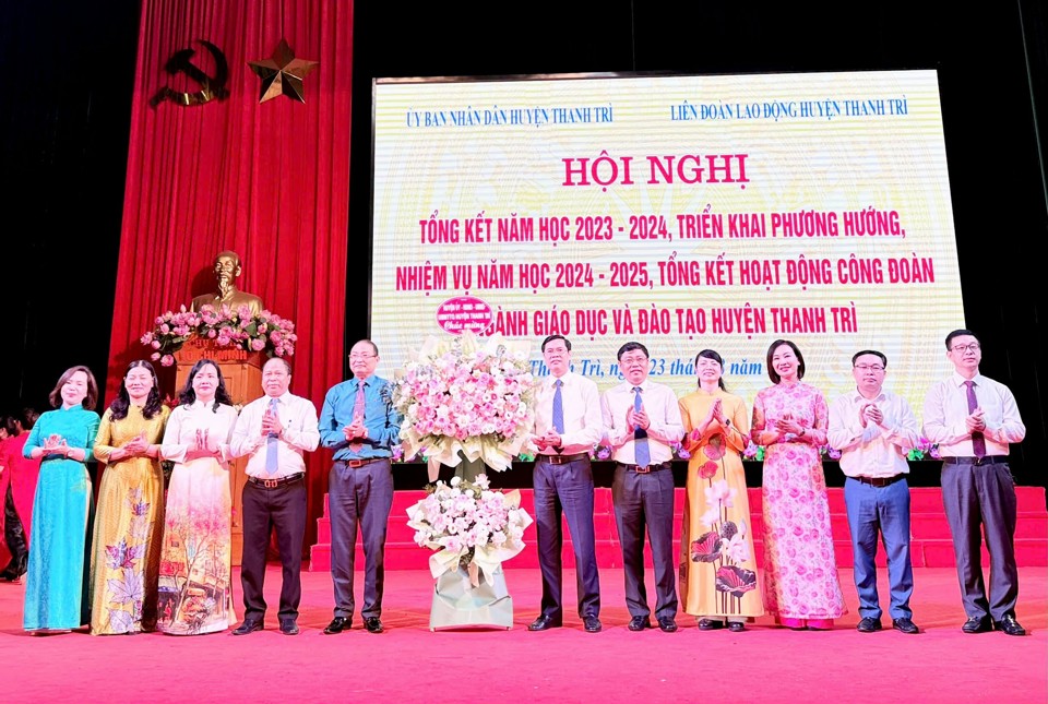 L&atilde;nh đạo huyện Thanh Tr&igrave; tặng hoa ch&uacute;c mừng ng&agrave;nh GD&amp;ĐT huyện đ&atilde; ho&agrave;n th&agrave;nh xuất sắc nhiệm vụ năm học 2023-2024.