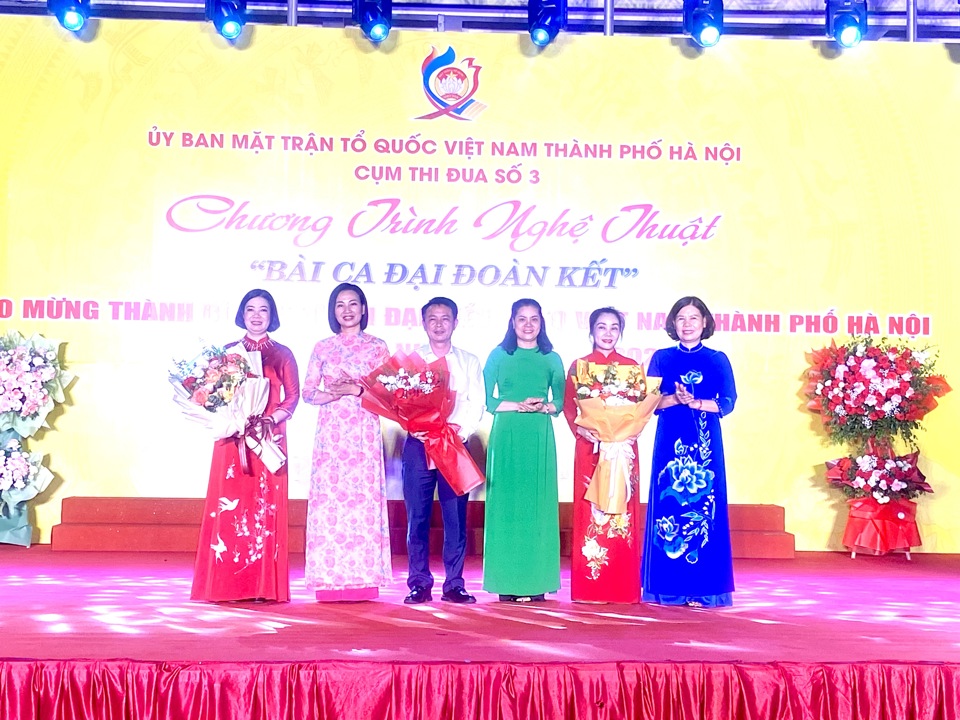 Đại diện Uỷ ban MTTQ TP H&agrave; Nội v&agrave; l&atilde;nh đạo huyện Thanh Tr&igrave; tặng hoa ch&uacute;c mừng c&aacute;c Ủy vi&ecirc;n Ủy ban MTTQ Việt Nam TP H&agrave; Nội&nbsp; - Cụm thi đua số 3.