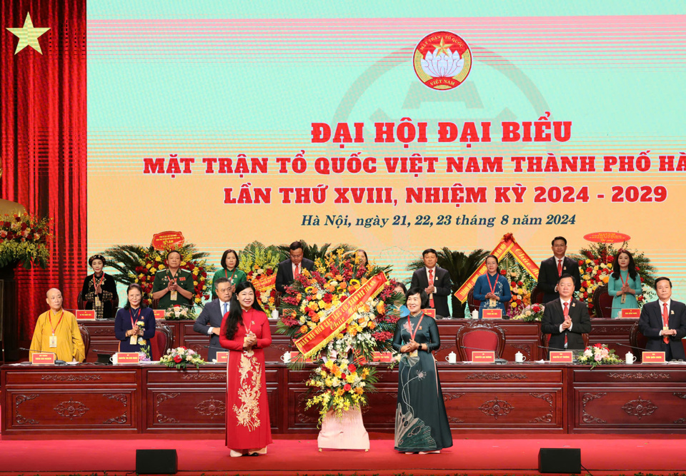 Đại hội đ&oacute;n nhận lẵng hoa ch&uacute;c mừng của Đo&agrave;n đại biểu c&aacute;c tầng lớp Nh&acirc;n d&acirc;n Thủ đ&ocirc;