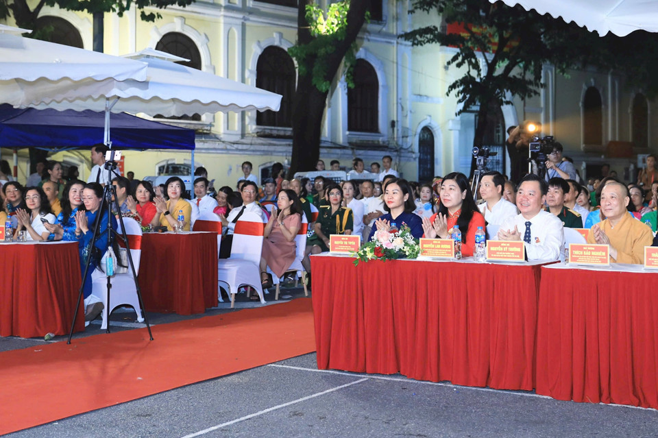 Ph&oacute; B&iacute; thư Thường trực Th&agrave;nh ủy H&agrave; Nội Nguyễn Thị Tuyến, Chủ tịch Ủy ban Mặt trận Tổ quốc Việt Nam TP H&agrave; Nội Nguyễn Lan Hương v&agrave; c&aacute;c đại biểu, c&aacute;n bộ, người d&acirc;n Thủ đ&ocirc; dự Chương tr&igrave;nh