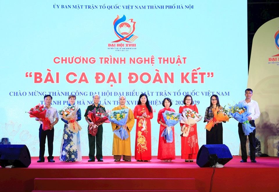 Chủ tịch Ủy ban Mặt trận Tổ quốc Việt Nam TP H&agrave; Nội Nguyễn Lan Hương tặng hoa c&aacute;c đơn vị tham gia biểu diễn tại Chương tr&igrave;nh nghệ thuật