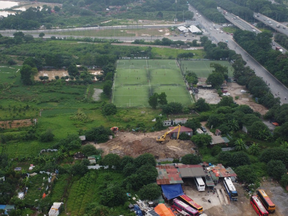 S&acirc;n b&oacute;ng Mễ Tr&igrave; Thượng cũng l&agrave; một sai phạm tồn tại suốt nhiều năm chưa được xử l&yacute;.