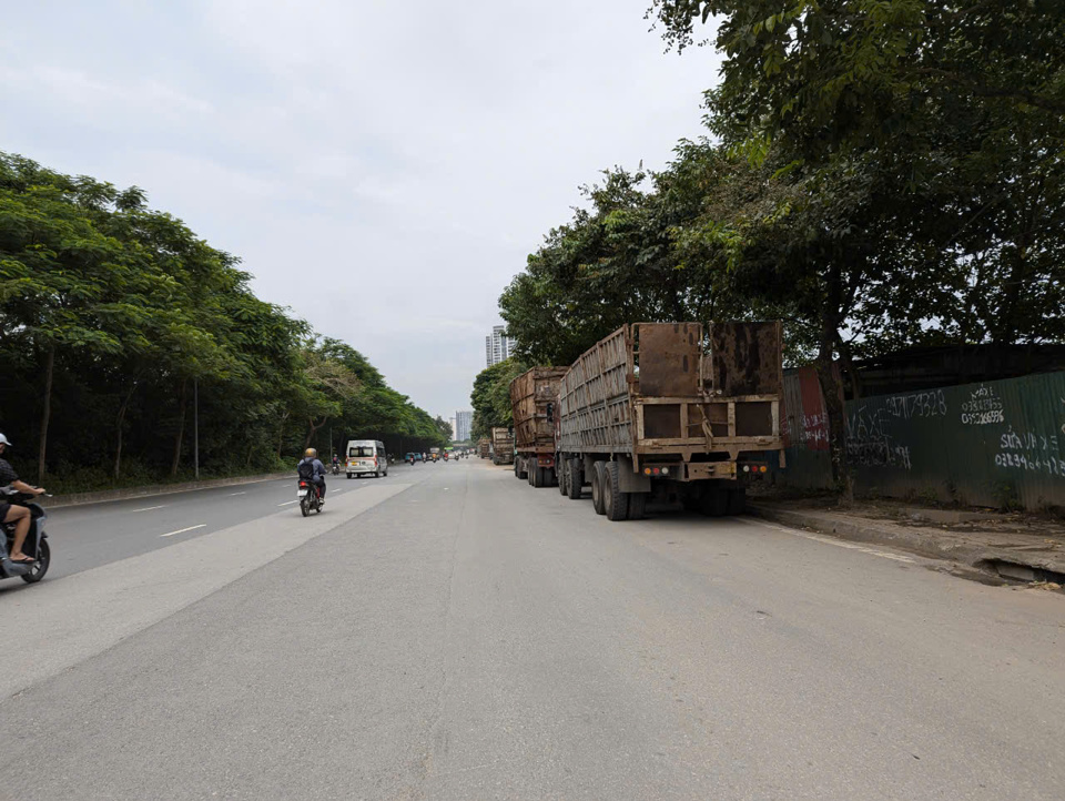 H&agrave;ng d&agrave;i container xếp h&agrave;ng chờ ra v&agrave;o b&atilde;i tập kết phế thải sắt vụn.