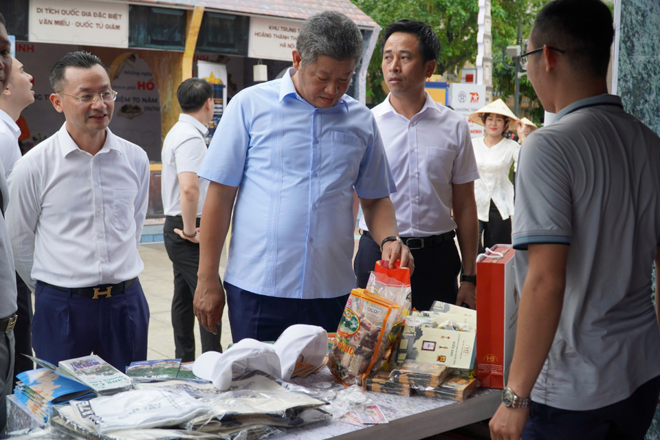 Ph&oacute; Chủ tịch UBND TP H&agrave; Nội Nguyễn Mạnh Quyền kiểm tra một gian h&agrave;ng trưng b&agrave;y sản phẩm OCOP.