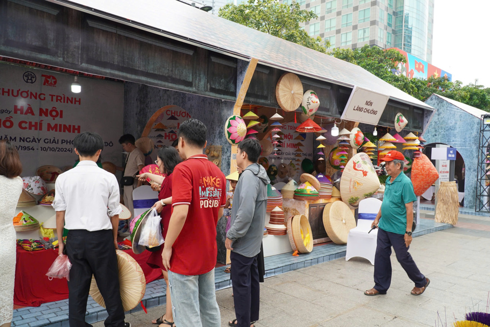 Đ&ocirc;ng đảo du kh&aacute;ch tới thưởng l&atilde;m c&aacute;c sản phẩm đặc trưng của H&agrave; Nội trước giờ khai mạc "Những ng&agrave;y H&agrave; Nội &nbsp;tại TP Hồ Ch&iacute; Minh".