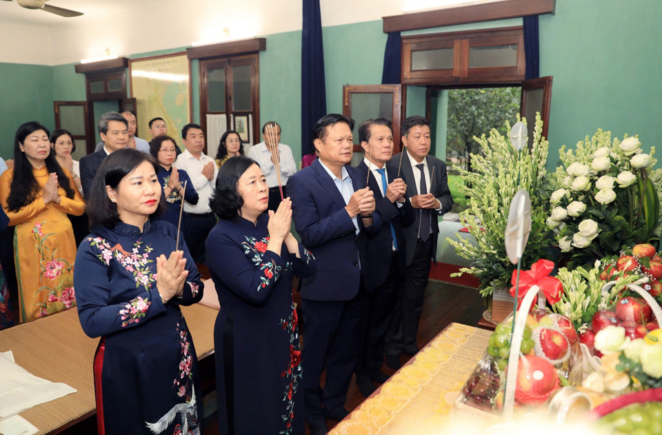 B&iacute; thư Th&agrave;nh ủy B&ugrave;i Thị Minh Ho&agrave;i c&ugrave;ng c&aacute;c đồng ch&iacute; l&atilde;nh đạo TP H&agrave; Nội d&acirc;ng hương tưởng niệm Chủ tịch Hồ Ch&iacute; Minh tại Nh&agrave; số 67, Khu di t&iacute;ch quốc gia đặc biệt Phủ Chủ tịch.