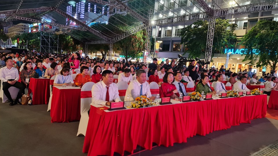 L&atilde;nh đạo TP H&agrave; Nội v&agrave; TP Hồ Ch&iacute; Minh đến tham dự Lễ khai mạc "Những ng&agrave;y H&agrave; Nội tại TP Hồ Ch&iacute; Minh", tối 23/8