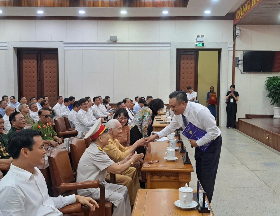 Ủy vi&ecirc;n Trung ương Đảng, Ph&oacute; B&iacute; thư Th&agrave;nh ủy, Chủ tịch UBND Th&agrave;nh phố H&agrave; Nội&nbsp;Trần Sỹ Thanh hỏi thăm Mẹ Việt Nam Anh h&ugrave;ng.