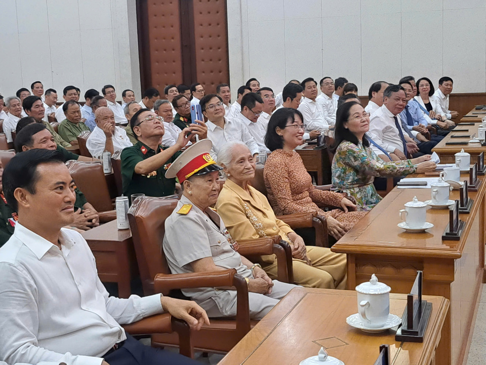 L&atilde;nh đạo Th&agrave;nh phố Hồ Ch&iacute; Minh v&agrave; Th&agrave;nh phố H&agrave; Nội c&ugrave;ng c&aacute;c Mẹ Việt Nam Anh h&ugrave;ng