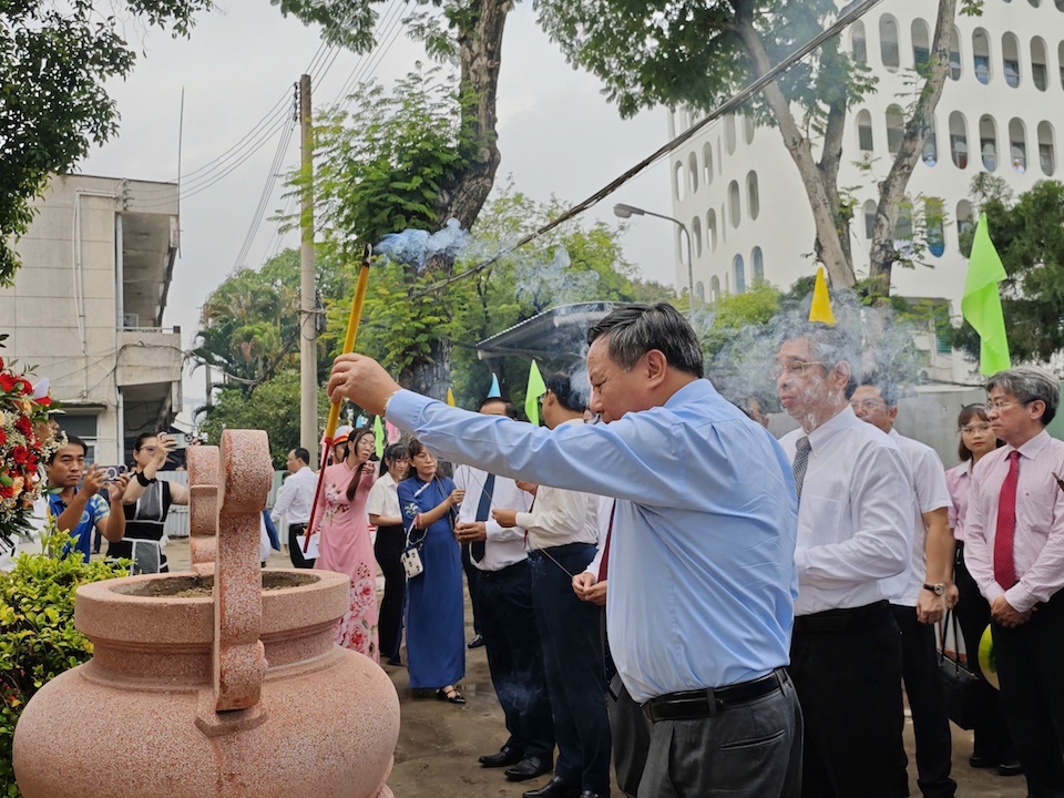 Ph&oacute; B&iacute; thư Th&agrave;nh ủy H&agrave; Nội Nguyễn Văn Phong&nbsp;d&acirc;ng hương tưởng niệm đồng ch&iacute; Trần Ph&uacute;&nbsp;c&aacute;c anh h&ugrave;ng liệt sĩ&nbsp;