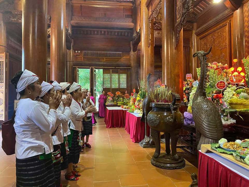 Thực hiện t&acirc;m nguyện của Người, 55 năm qua, Đảng bộ v&agrave; Nh&acirc;n d&acirc;n tỉnh Nghệ An n&oacute;i chung, huyện Nam Đ&agrave;n n&oacute;i ri&ecirc;ng đ&atilde; kh&ocirc;ng ngừng nỗ lực thực hiện Di ch&uacute;c của B&aacute;c. Ph&aacute;t huy sức mạnh đại đo&agrave;n kết, vươn l&ecirc;n khắc phục mọi kh&oacute; khăn, hăng h&aacute;i tham gia đ&oacute;ng g&oacute;p sức người, sức của cho c&ocirc;ng cuộc kh&aacute;ng chiến chống giặc ngoại x&acirc;m, bảo vệ, kiến thiết đất nước, t&iacute;ch cực đổi mới x&acirc;y dựng qu&ecirc; hương...