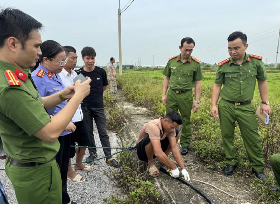 Lực lượng chức năng thực nghiệm lại hiện trường.