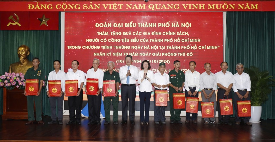 Ph&oacute; Chủ tịch UBND TP H&agrave; Nội Vũ Thu H&agrave;, Ph&oacute; Chủ tịch UBND TP H&agrave; Nội Nguyễn Mạnh Quyền&nbsp;tặng qu&agrave; cho người c&oacute; c&ocirc;ng ti&ecirc;u biểu của TP Hồ Ch&iacute; Minh