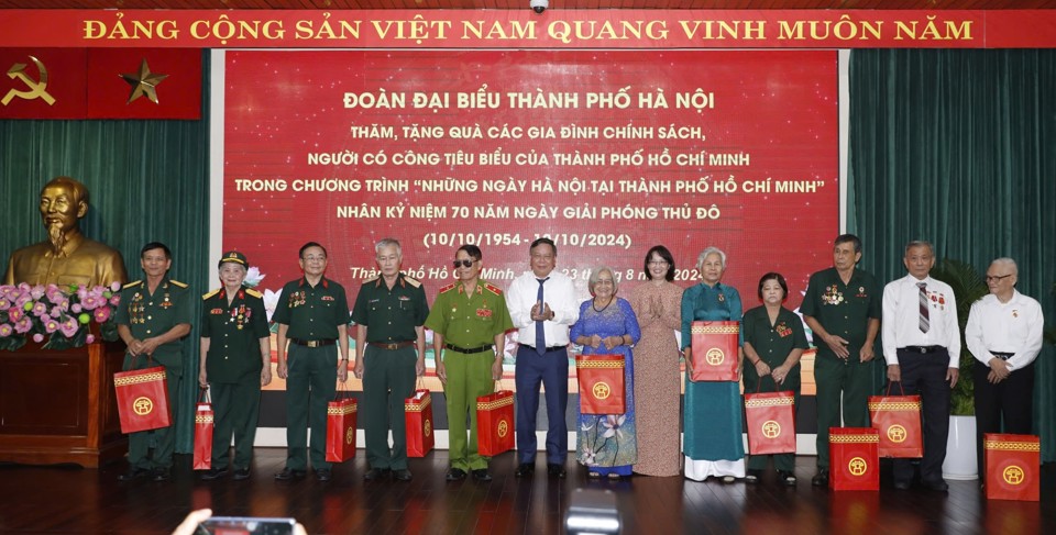 Ph&oacute; B&iacute; thư Th&agrave;nh ủy H&agrave; Nội Nguyễn Văn Phong, Ph&oacute; Chủ tịch UBND TP Hồ Ch&iacute; Minh Trần Thị Diệu Th&uacute;y tặng qu&agrave; cho người c&oacute; c&ocirc;ng ti&ecirc;u biểu