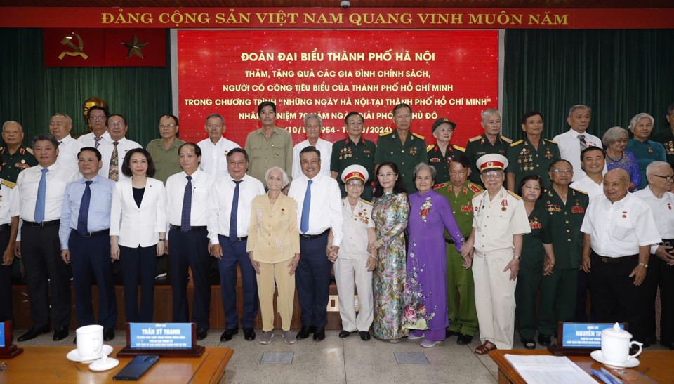 Đại biểu l&atilde;nh đạo 2 th&agrave;nh phố chụp ảnh lưu niệm c&ugrave;ng c&aacute;c gia đ&igrave;nh ch&iacute;nh s&aacute;ch, người c&oacute; c&ocirc;ng