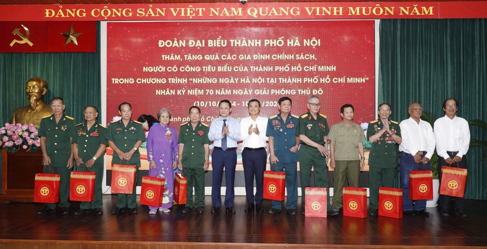 Ph&oacute; Chủ tịch HĐND TP H&agrave; Nội Phạm Qu&iacute; Ti&ecirc;n,&nbsp;Ph&oacute; Chủ tịch UBND TP Hồ Ch&iacute; Minh B&ugrave;i Xu&acirc;n Cường&nbsp;tặng qu&agrave; cho người c&oacute; c&ocirc;ng ti&ecirc;u biểu