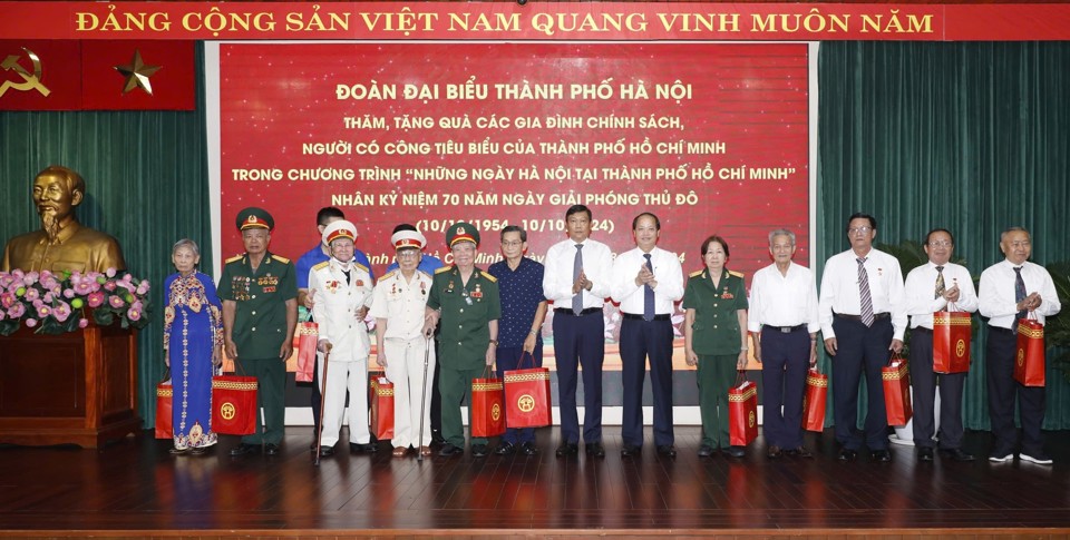 Trưởng ban Tuy&ecirc;n gi&aacute;o Th&agrave;nh ủy H&agrave; Nội Nguyễn Do&atilde;n Toản, Trưởng ban D&acirc;n vận Th&agrave;nh ủy H&agrave; Nội Đỗ Anh Tuấn&nbsp;tặng qu&agrave; cho người c&oacute; c&ocirc;ng ti&ecirc;u biểu