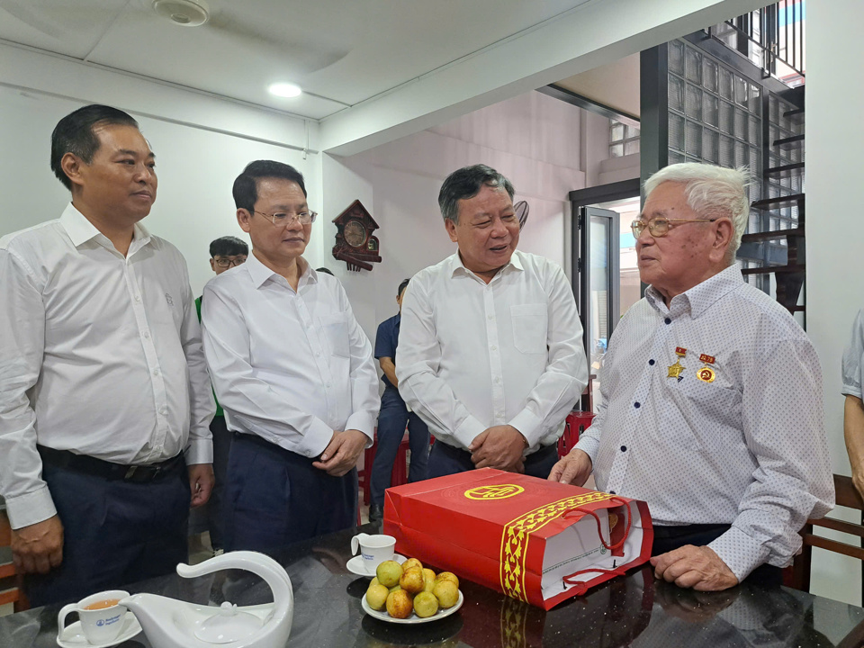 Ph&oacute; B&iacute; thư Th&agrave;nh ủy H&agrave; Nội Nguyễn Văn Phong v&agrave;&nbsp;Ph&oacute; Chủ tịch HĐND TP H&agrave; Nội Phạm Qu&iacute; Ti&ecirc;n c&ugrave;ng đo&agrave;n đại biểu thăm, tặng qu&agrave; cụ Nguyễn Như Thiện.