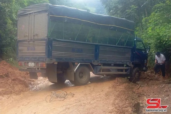 Đường trơn, xe tải mất l&aacute;i, đầu xe lao xuống r&atilde;nh đoạn tại dốc Cao Pha . Ảnh: B&aacute;o Sơn La