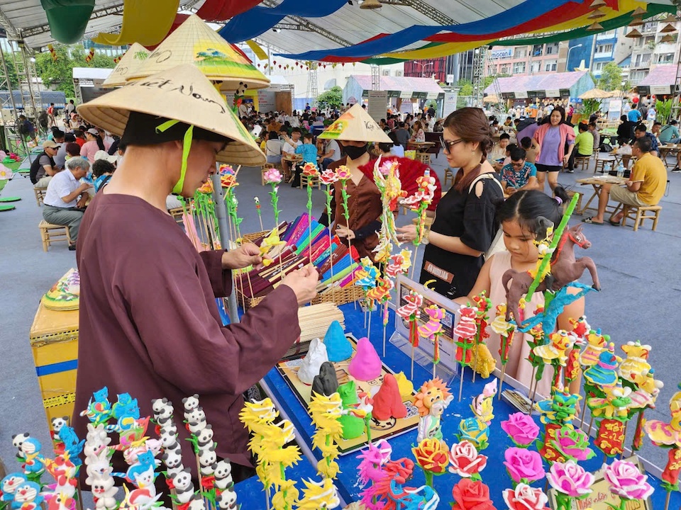 Ngo&agrave;i đồ ăn v&agrave; thức uống, n&eacute;t đẹp văn ho&aacute; d&acirc;n gian qua những chiếc t&ograve; he, c&agrave;ng khiến kh&ocirc;ng gian khu ẩm thực th&ecirc;m m&agrave;u th&ecirc;m sắc