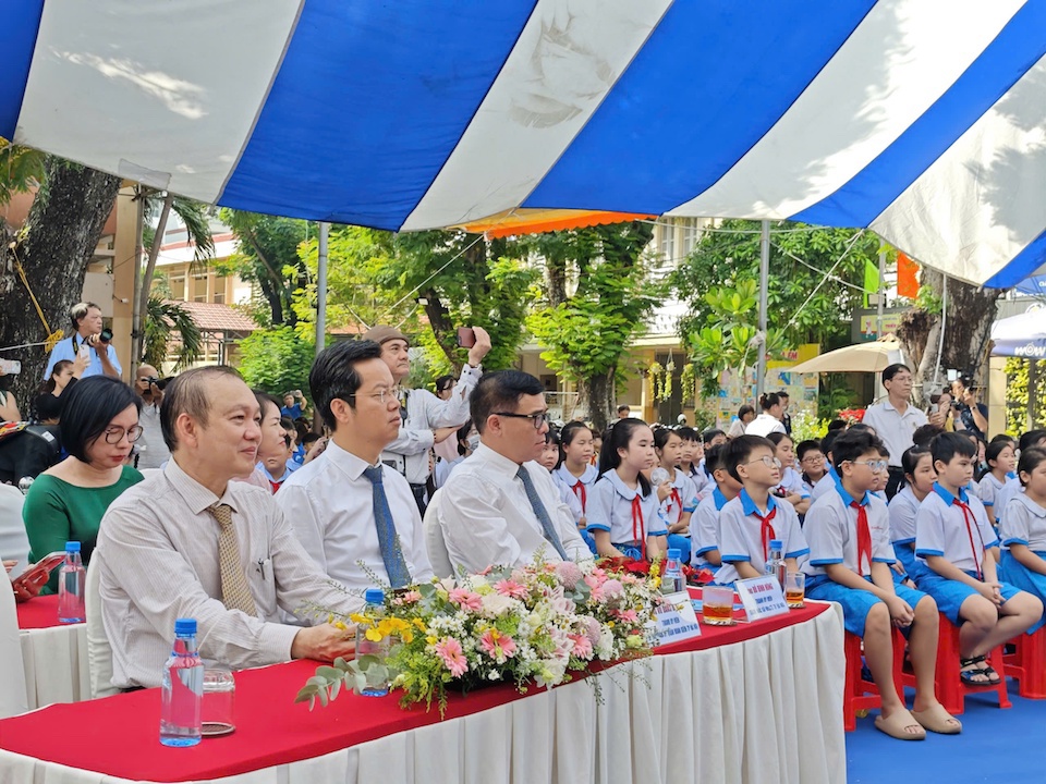 Đo&agrave;n TP H&agrave; Nội v&agrave; TP Hồ Ch&iacute; Minh tham dự khai mạc triển l&atilde;m &ldquo;Văn Miếu - Quốc Tử Gi&aacute;m - Ươm mầm kh&aacute;t vọng hiền t&agrave;i&rdquo; , s&aacute;ng 24/8, tại&nbsp;Trường tiểu học Nguyễn Th&aacute;i Sơn, quận 3, TP Hồ Ch&iacute; Minh