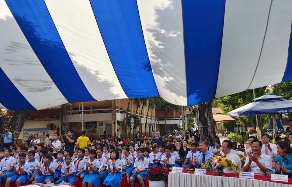 Đ&ocirc;ng đảo học sinh TP Hồ Ch&iacute; Minh h&agrave;o hứng tham gia&nbsp;lễ khai mạc