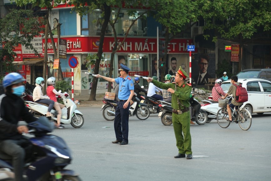 Lực lượng chức năng phối hợp ph&acirc;n luồng, điều tiết giao th&ocirc;ng. Ảnh minh hoạ