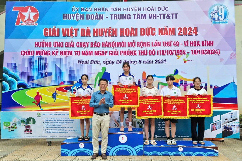 Trao giải nhất nữ trẻ cho VĐV L&ecirc; Phương Thảo, x&atilde; An Kh&aacute;nh.