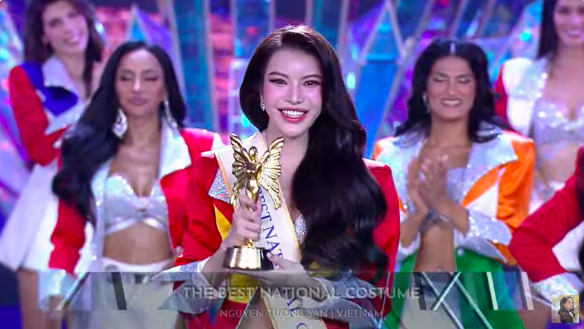 Tường San thắng giải Trang phục d&acirc;n tộc trong khu&ocirc;n khổ cuộc thi Miss International Queen 2024. (Ảnh: Chụp m&agrave;n h&igrave;nh)