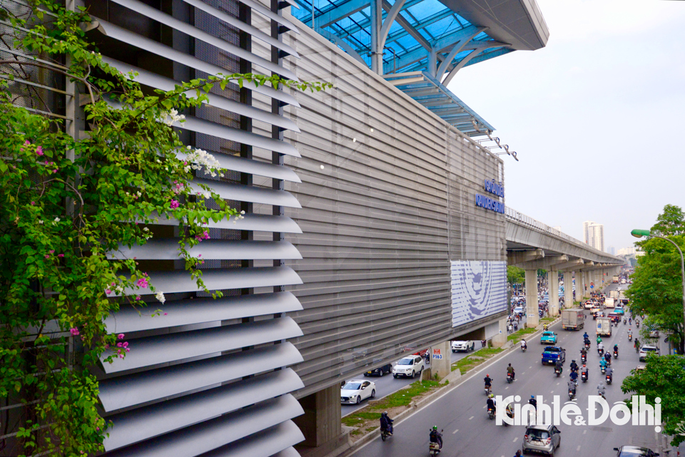 Tuyến metro Nhổn - ga H&agrave; Nội vận h&agrave;nh 8 nh&agrave; ga tr&ecirc;n cao, ở mỗi nh&agrave; ga c&oacute; c&aacute;c bức tranh tường n&ecirc;u bật bản sắc của từng địa phương.