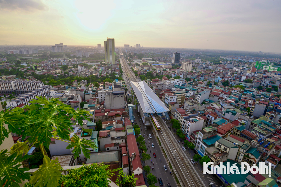 Mỗi nh&agrave; ga tr&ecirc;n tuyến như một trang s&aacute;ch sinh động. Những bức tranh tường tại c&aacute;c nh&agrave; ga đều được lựa chọn kỹ lưỡng, thể hiện n&eacute;t đặc trưng về lịch sử, văn h&oacute;a của Thủ đ&ocirc;.