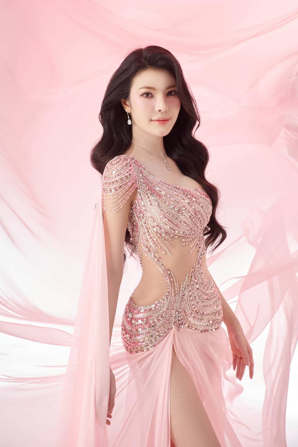 H&eacute; lộ trang phục dạ hội Tường San tr&igrave;nh diễn tại chung kết Miss International Queen 2024. (Ảnh: FBNV)