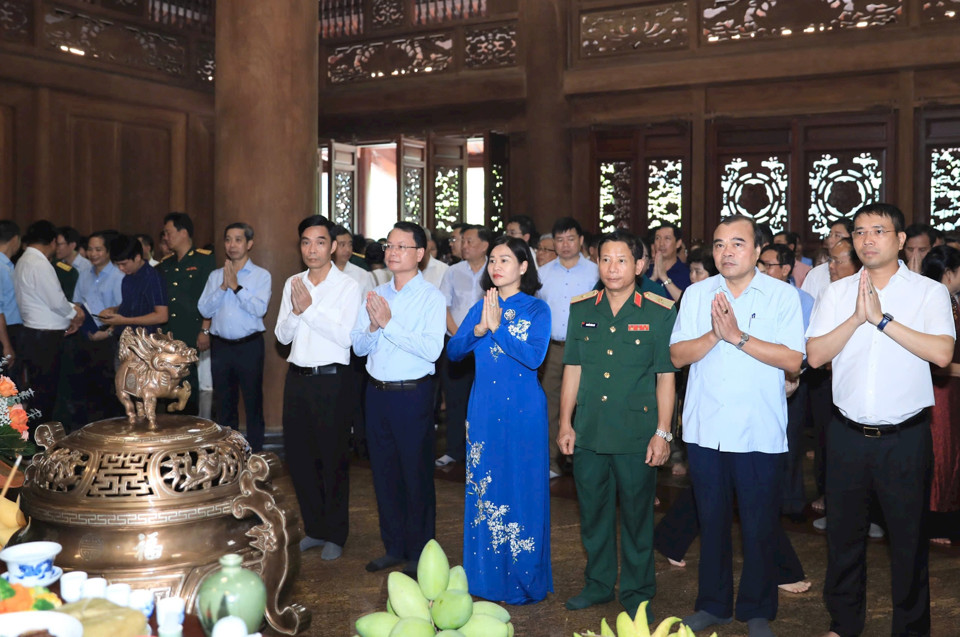 Ph&oacute; B&iacute; thư Thường trực Th&agrave;nh ủy Nguyễn Thị Tuyến v&agrave; c&aacute;c đại biểu TPH&agrave; Nội d&acirc;ng hương tưởng nhớ Chủ tịch Hồ Ch&iacute; Minh.&nbsp;