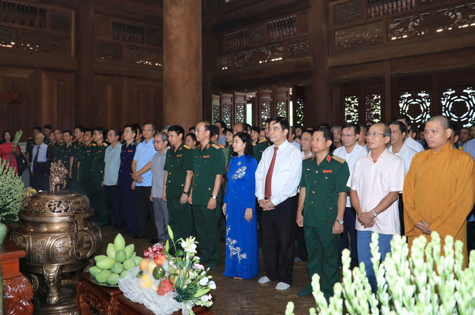 Ph&oacute; B&iacute; thư Thường trực Th&agrave;nh ủy Nguyễn Thị Tuyến v&agrave; Đo&agrave;n đại biểu Bộ Tư lệnh Bảo vệ Lăng Chủ tịch Hồ Ch&iacute; Minh d&acirc;ng hương tưởng niệm Chủ tịch Hồ Ch&iacute; Minh.&nbsp;