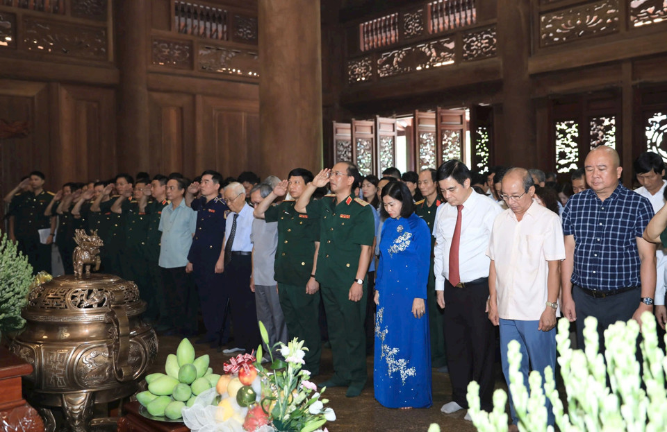 Ph&oacute; B&iacute; thư Thường trực Th&agrave;nh ủy Nguyễn Thị Tuyến v&agrave; Đo&agrave;n đại biểu Bộ Tư lệnh Bảo vệ Lăng Chủ tịch Hồ Ch&iacute; Minh b&agrave;y tỏ l&ograve;ng th&agrave;nh k&iacute;nh, biết ơn v&ocirc; hạn đối với Chủ tịch Hồ Ch&iacute; Minh.&nbsp;