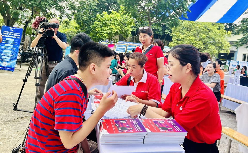 Trung t&acirc;m Dịch vụ việc l&agrave;m H&agrave; Nội tổ chức nhiều phi&ecirc;n giao dịch việc l&agrave;m h&agrave;ng ng&agrave;y, lưu động, chuy&ecirc;n đề để kết nối DN v&agrave; người lao động. Ảnh: Trần Oanh.