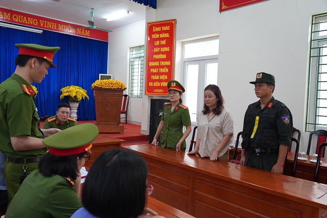 Cơ quan Cảnh s&aacute;t Điều tra C&ocirc;ng an tỉnh H&agrave; Giang thi h&agrave;nh lệnh bắt tạm giam đối với Nguyễn Lan Hương.&nbsp;Ảnh: CACC