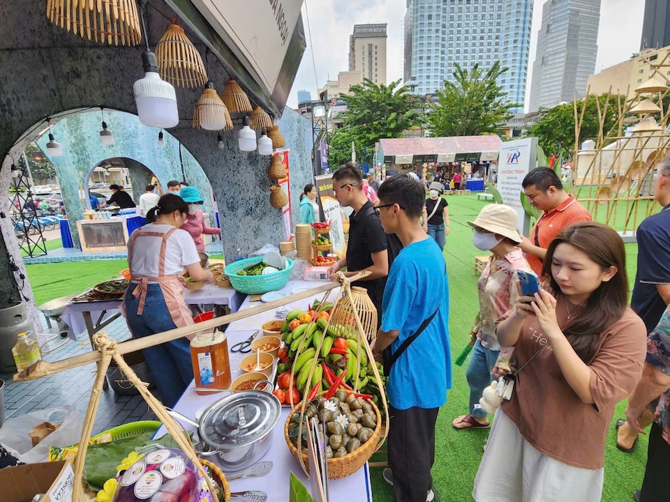 Người d&acirc;n TP Hồ Ch&iacute; Minh th&iacute;ch th&uacute; khi được thưởng thức ẩm thực H&agrave; Nội ngay tại TP Hồ Ch&iacute; Minh