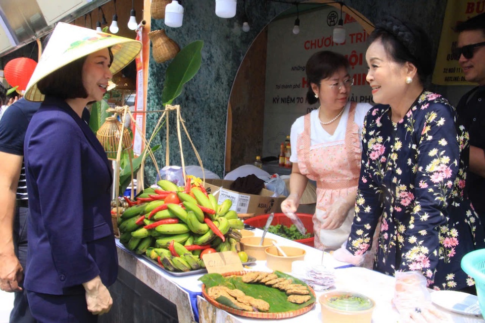 Ph&oacute; Chủ tịch UBND TP&nbsp;H&agrave; Nội Vũ Thu H&agrave; đ&atilde; đến thăm qu&aacute;n b&uacute;n ốc H&agrave; Nội. B&uacute;n ốc l&agrave; m&oacute;n ăn c&oacute; sự kết hợp giữa c&aacute;c nguy&ecirc;n liệu đơn giản, d&acirc;n gi&atilde; nhưng lại mang đến hương vị thơm ngon kh&oacute; cưỡng. Khi ăn sẽ cảm nhận được hương vị đậm đ&agrave;, dai dai của thịt ốc, sần sật của gi&ograve; tai h&ograve;a c&ugrave;ng với vị ngọt của nước d&ugrave;ng. Qu&aacute;n b&uacute;n ốc H&agrave; Nội trong khu ẩm thực thu h&uacute;t được nhiều thực kh&aacute;ch với hương vị rất ri&ecirc;ng, rất H&agrave; Nội