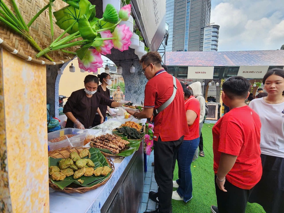 C&aacute;c m&oacute;n như thịt xi&ecirc;n, nem r&aacute;n, b&ograve; l&aacute; lốt...đặc biệt được y&ecirc;u th&iacute;ch